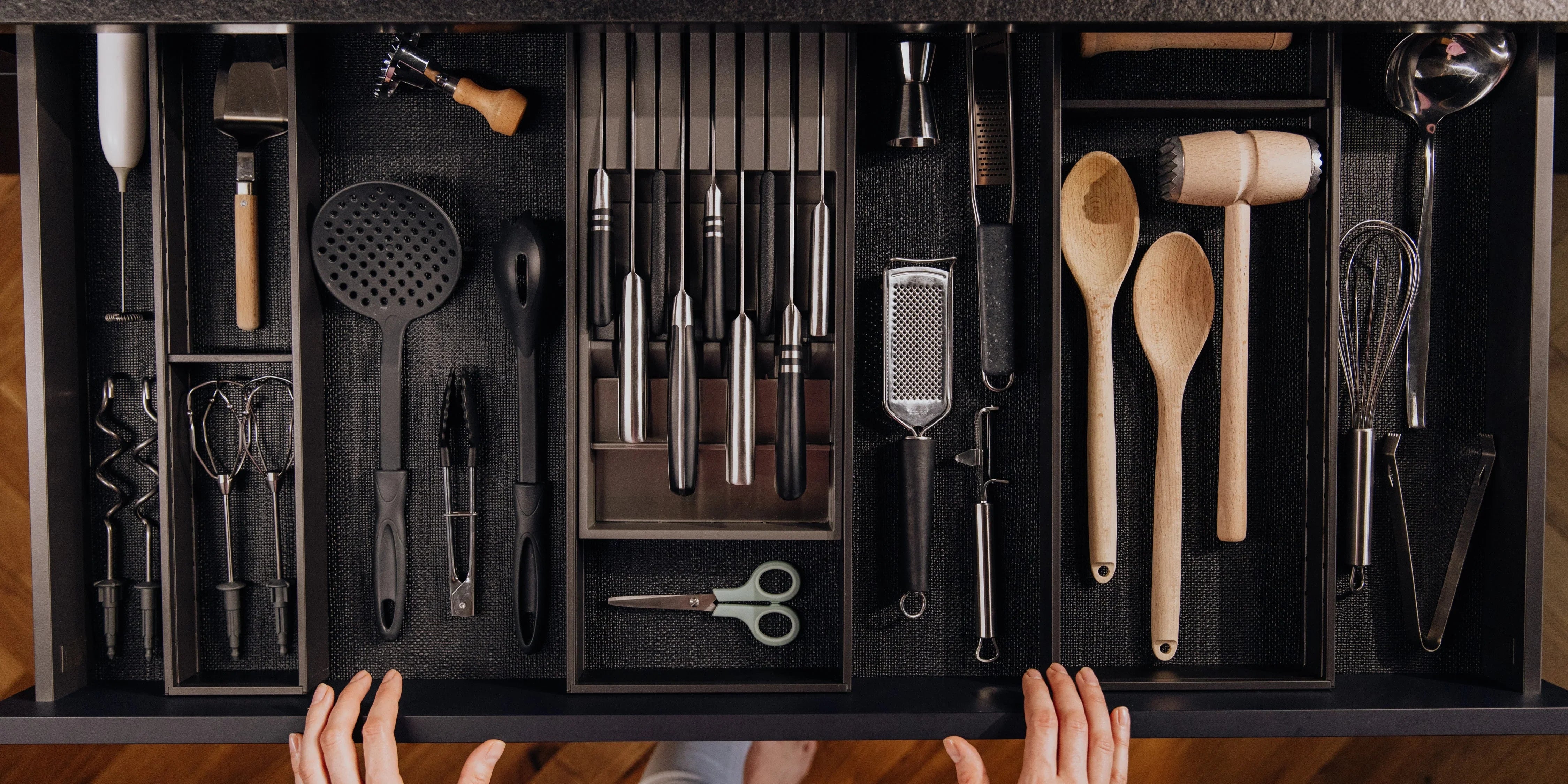 Küchenschublade mit hochwertigem Besteckeinsatz, Messerblock und Küchenutensilien, organisiert mit simpleas.