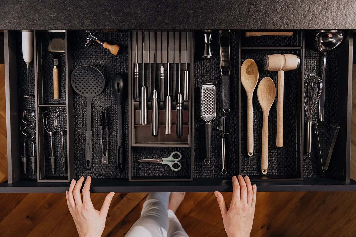 Küchenschublade mit simpleas Besteckkasten, Messerblock und organisiertem Küchenzubehör