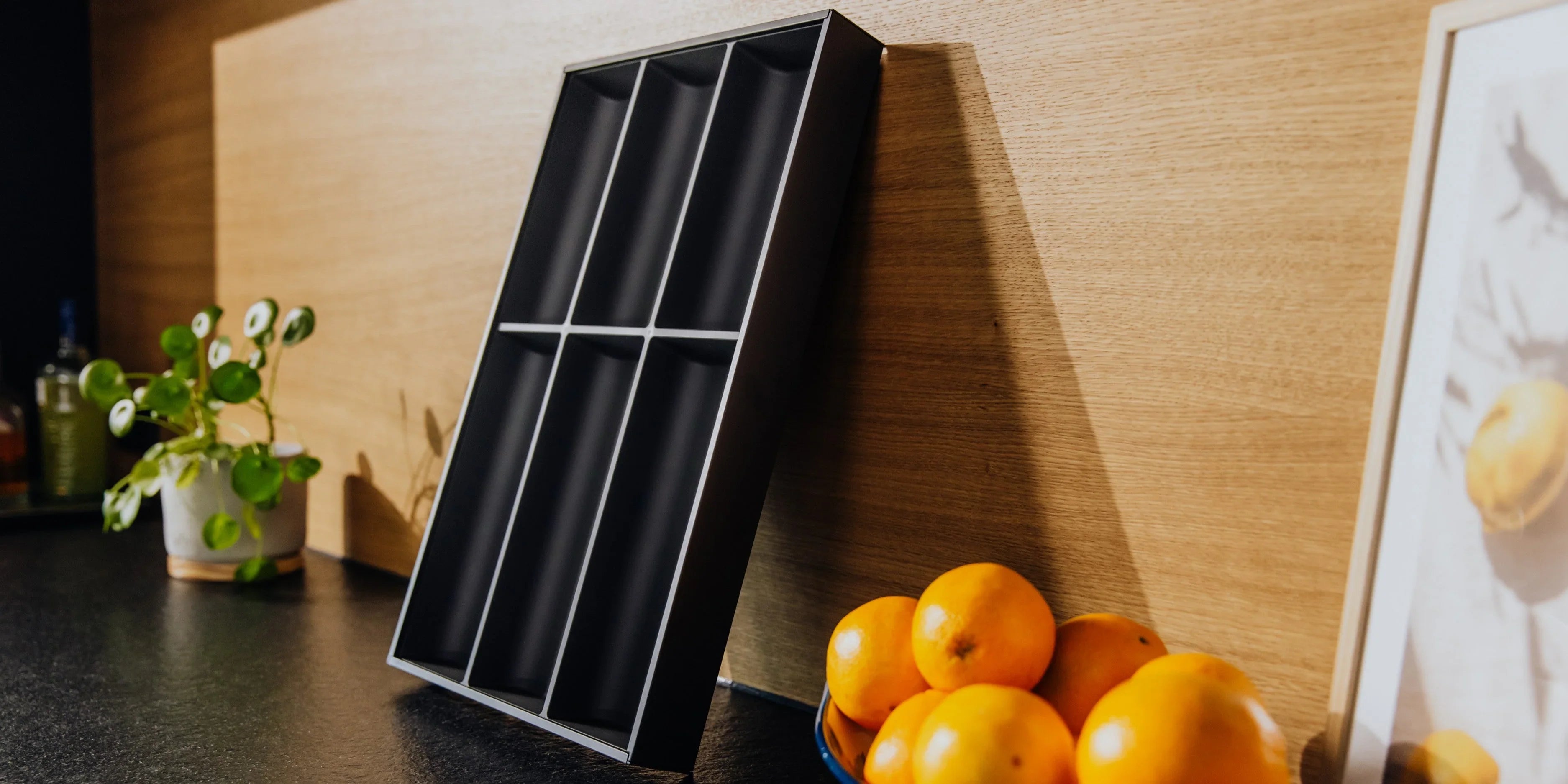 Moderner Besteckkasten aus Stahl auf Küchenarbeitsplatte, schlichtes Design, Küchenorganisation