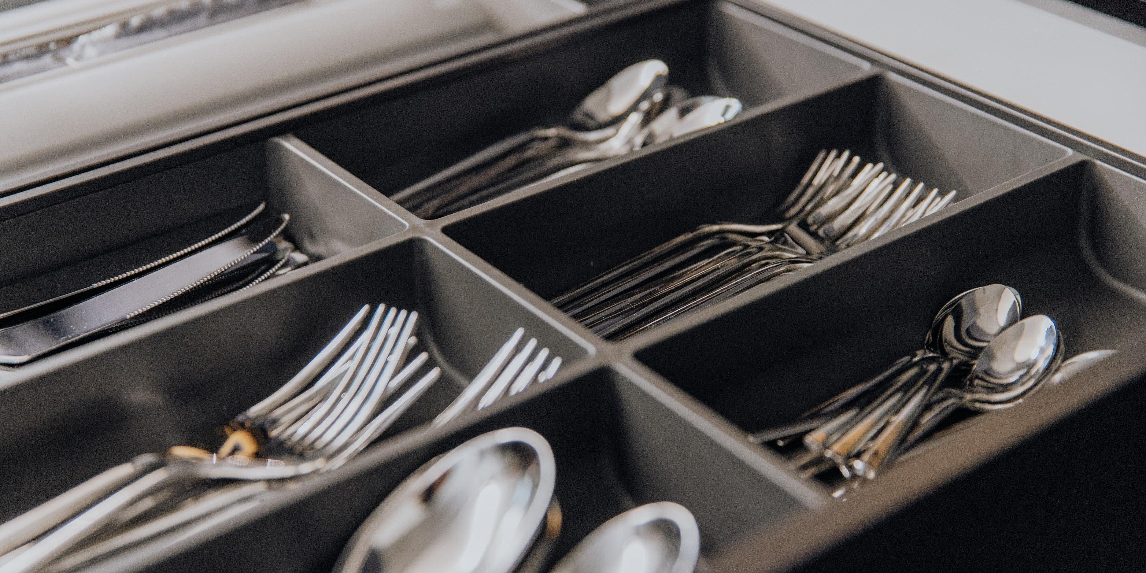 Besteckkasten aus Stahl mit sortiertem Besteck in moderner Küchenschublade, simpleas Design