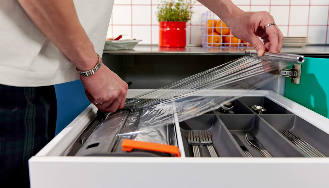 Küchenschublade mit Besteckkasten, Folienschneider und Messerblock-Einsatz, moderne Küche